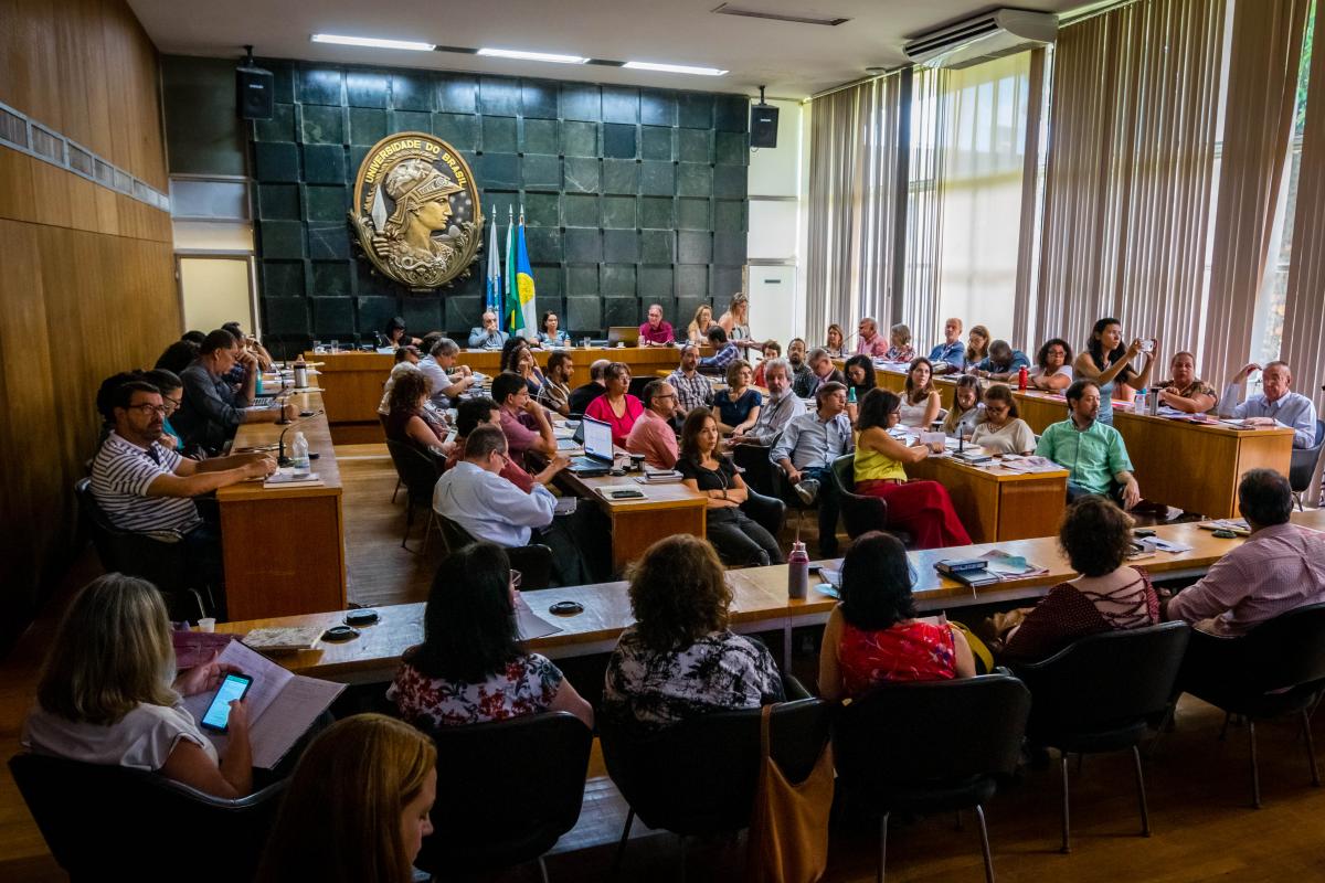 Pessoas reunidas durante reunião na sala do Conselho Universitário