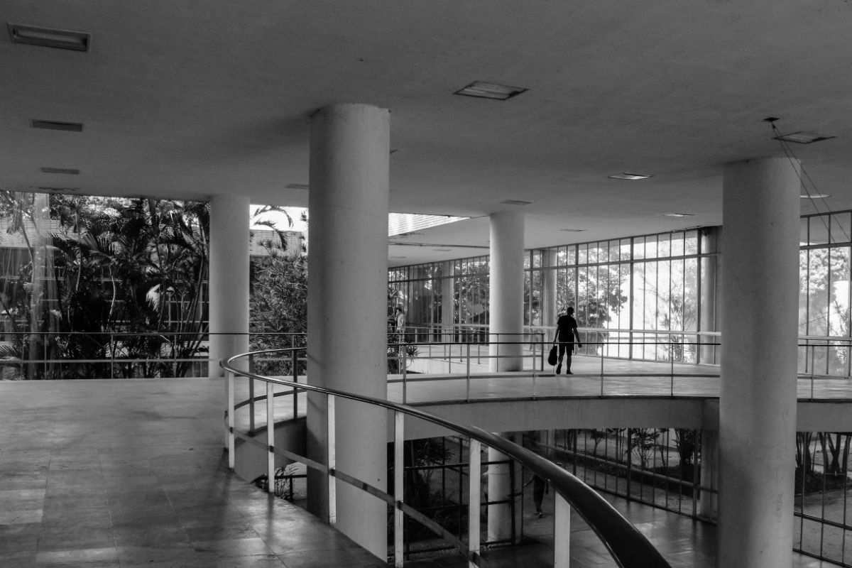 Imagem em preto e branco do interior do prédio da Reitoria