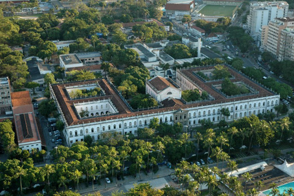 Campus da Praia Vermelha da UFRJ. O prédio de maior destaque é o Palácio Universitário, construído em estilo neoclássico entre os anos de 1842 e 1852.