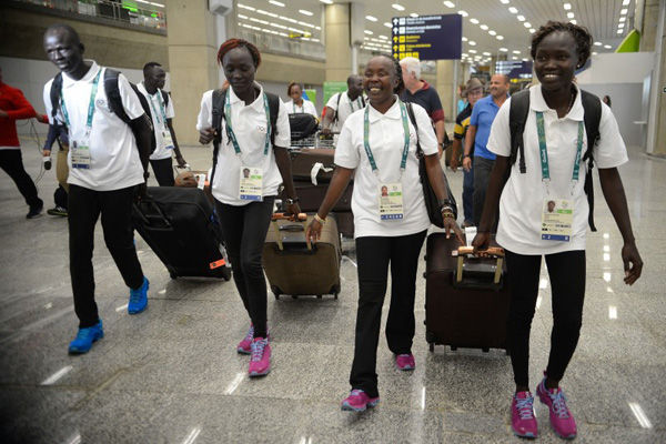 Delegação Olímpica do Quênia chegando ao Brasil para disputar os Jogos Rio 2016. Sorriso no rosto das atletas revelam a satisfação com a boa recepção dos brasileiros.