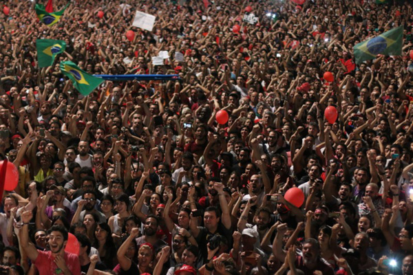 Foto de anifestantes em ato pela democria, em São Paulo.