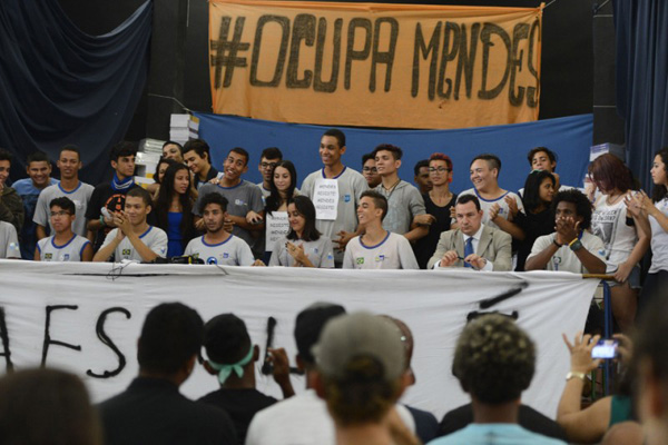 Foto de ocupação do Colégio Estadual Prefeito Mendes de Moraes, que foi ocupado pelos estudantes durante três meses no primeiro semestre deste ano.