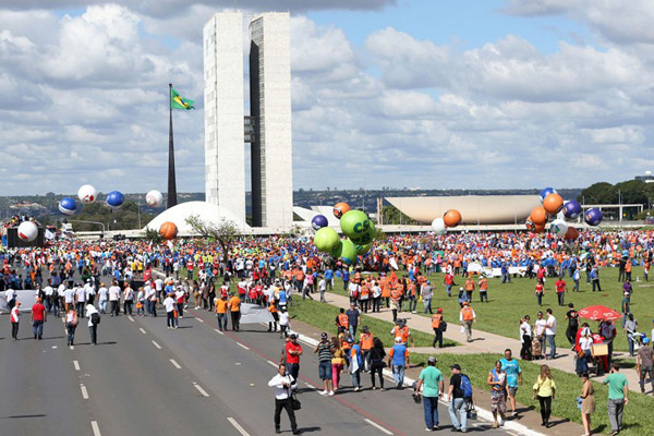 Imagem colorida do ato que centrais sindicais realizaram em 25/5 em Brasília contra a Reforma da Previdência.