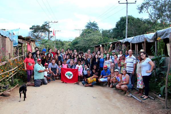 Imagem colorida da visita de estudantes ao Acampamento Marli Pereira da Silva fez parte das atividades do 4º Jura.