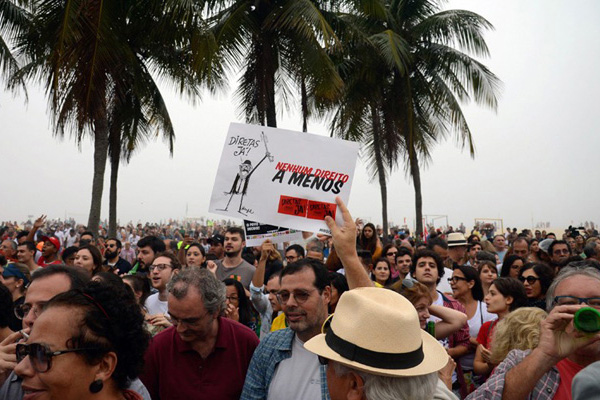 Imagem colorida da primeira manifestação de rua pelas Diretas Já ocorreu na Praia de Copacabana, no dia 28/5.