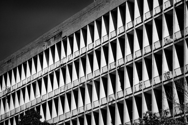 Foto em preto e branco da fachada do edifício Jorge Machado Moreira (prédio da Reitoria).