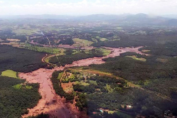 Foto aérea colorida da região de Brumadinho após o rompimento da barragem de rejeitos da mina do Córrego do Feijão.
