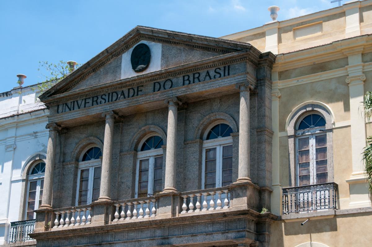 Fachada do Palácio Universitário, com a inscrição "Universidade do Brasil"