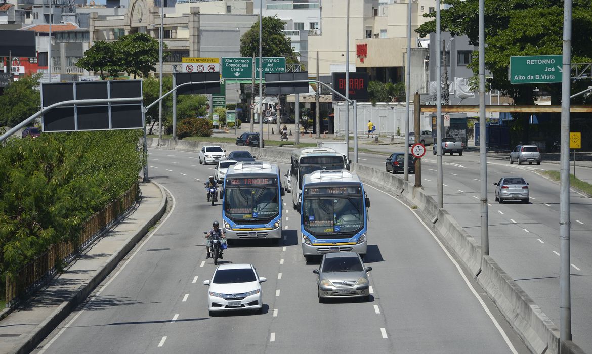 Rio de Janeiro - Ônibus funcionam durante o período de isolamento social causado pela pandemia do novo coronavírus (covid-19). (Fernando Frazão/Agência Brasil)