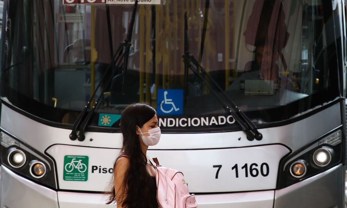 Passageira de ônibus no terminal Bandeira, adere ao uso de máscaras descartáveis por precaução contra o coronavírus.