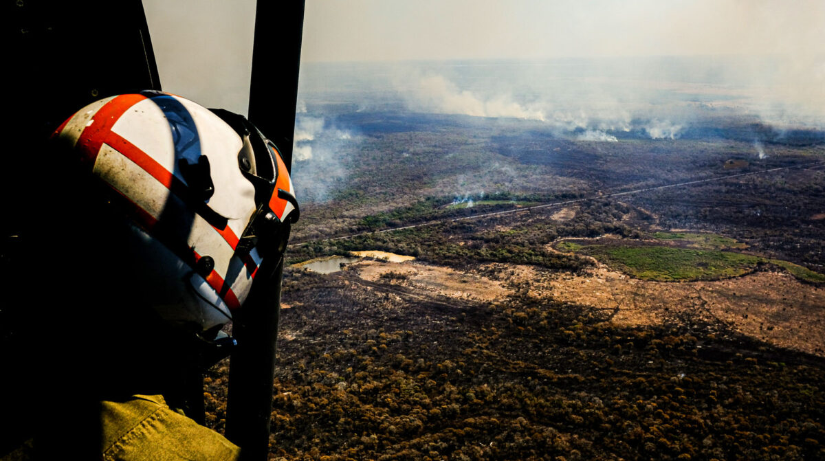 Helicóptero sobrevoa a área atingida pelas chamas no Pantanal.