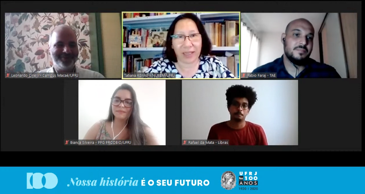 Captura de tela em que cinco participantes debatem sobre a história do campus de Macaé.