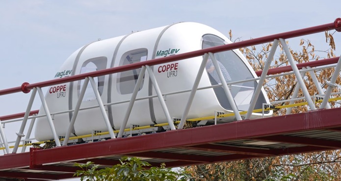 Ponte de metal vermelho e branco com trem de levitação magnética ao centro