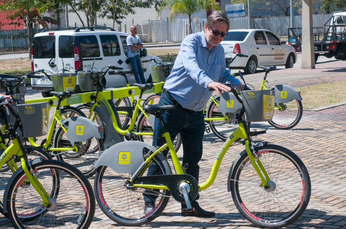 Professor Roberto Leher testa sistema de bicicletas compartilhadas Fundo Verde UFRJ