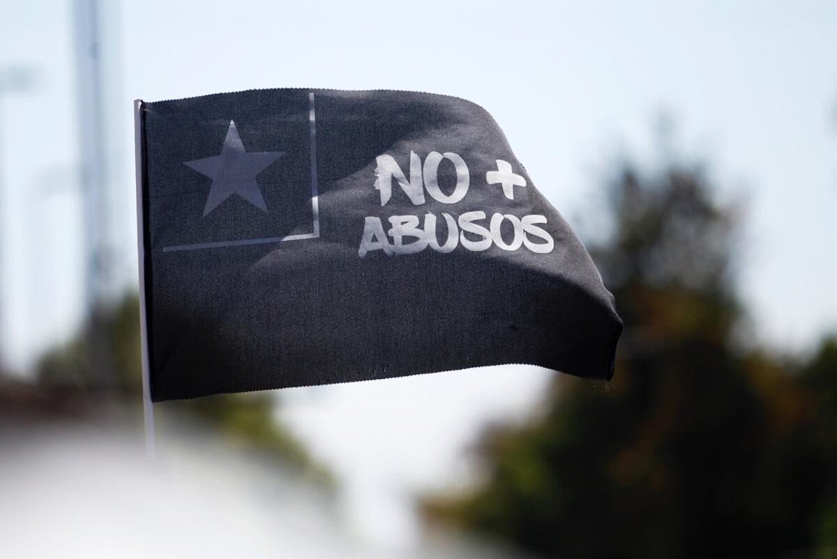 Bandeira contendo a frase "No más abusos".