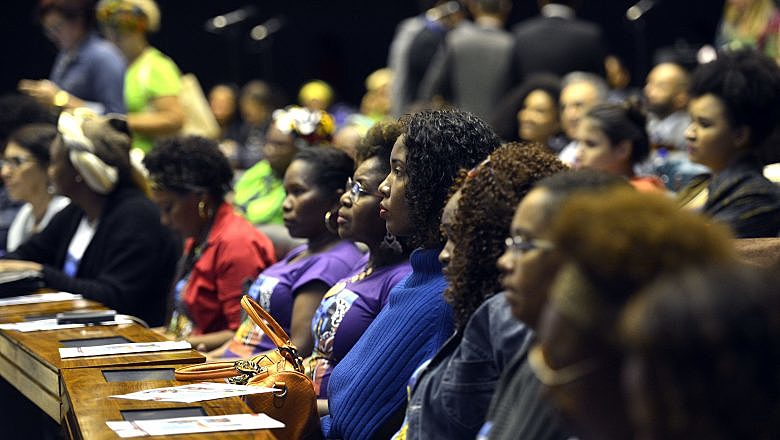 Mulheres negras ocupam cadeiras no parlamento, sentadas lado a lado