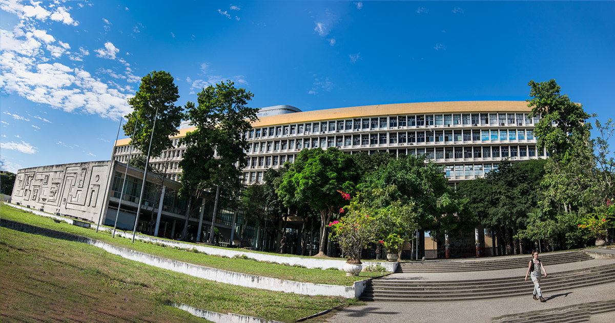 Panorâmica do edifício Jorge Machado Moreira que abriga EBA, FAU, Ippur e Reitoria