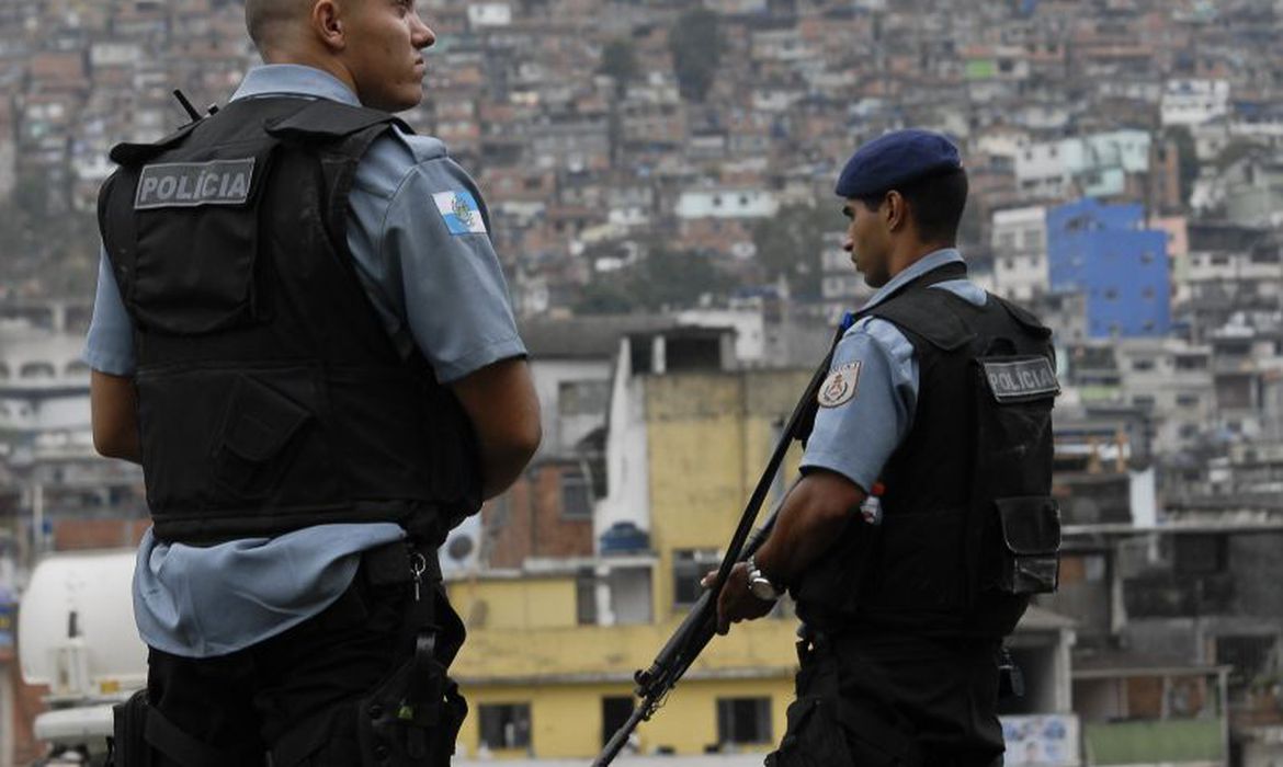 Policiais armados em frente à favela da Rocinha