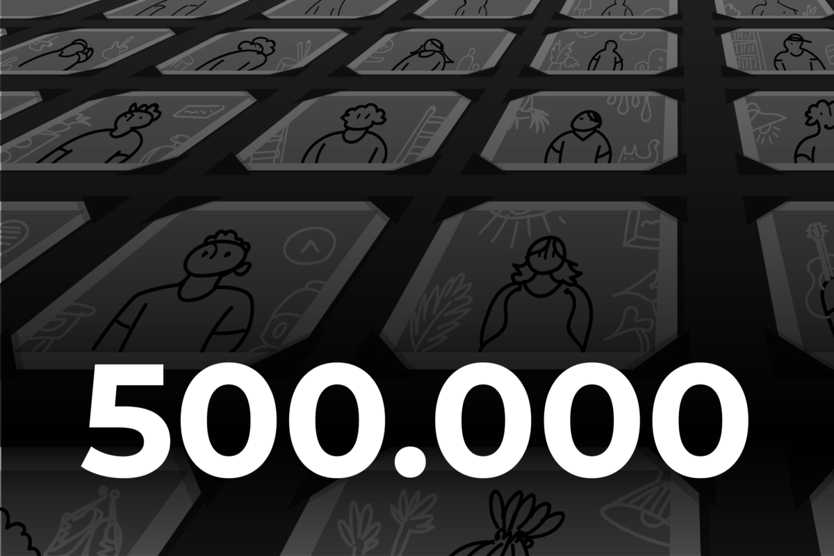 Numa arte em preto e branco, cartazes com desenhos de pessoas representam as 500 mil mortes causadas pela COVID-19. Em primeiro plano, o numeral "500.000".