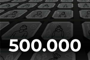 Numa arte em preto e branco, cartazes com desenhos de pessoas representam as 500 mil mortes causadas pela COVID-19. Em primeiro plano, o numeral "500.000".