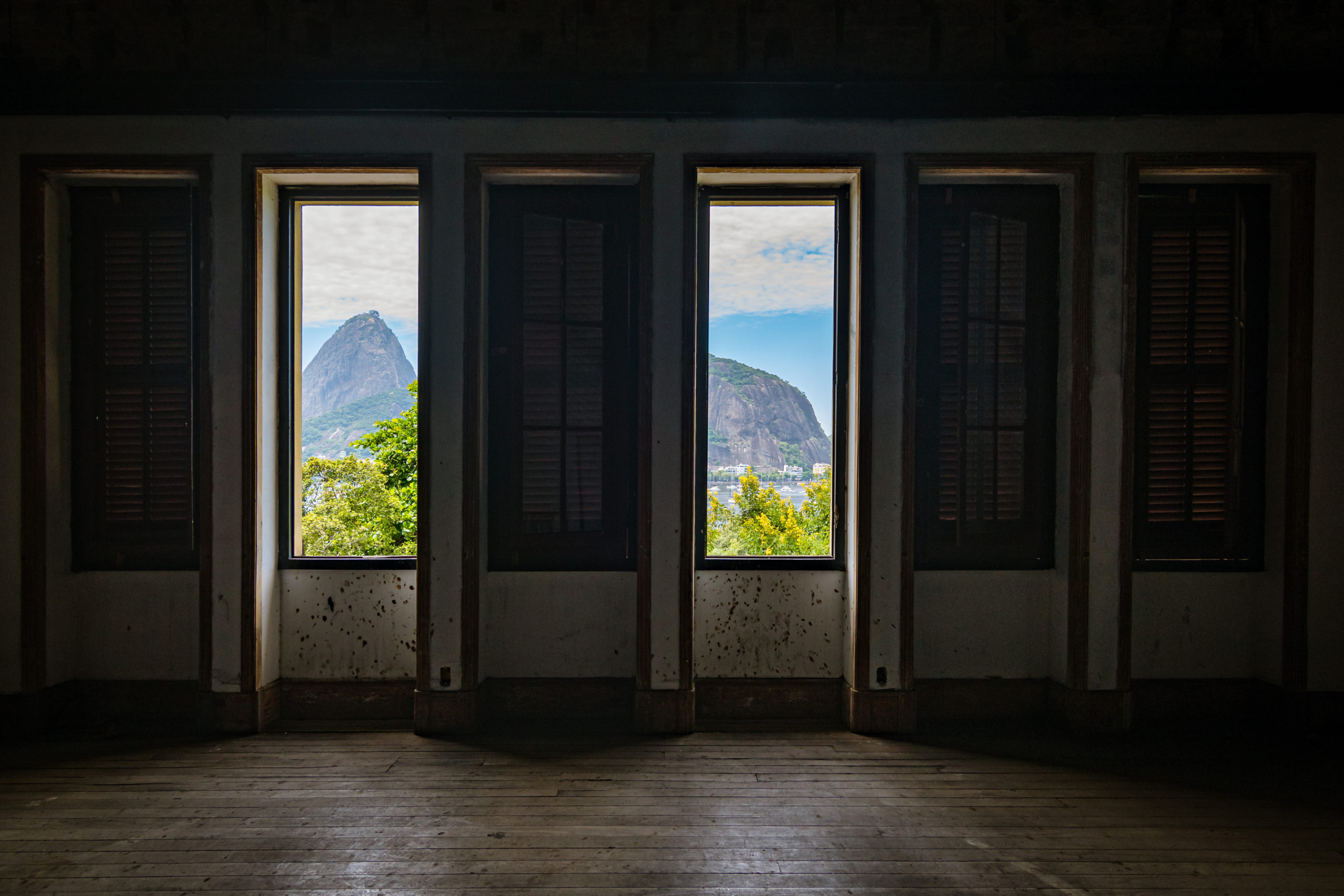 Uma parte da cidade e o pão de açúcar são vistos pela janela do Colégio Brasileiro de Altos Estudos