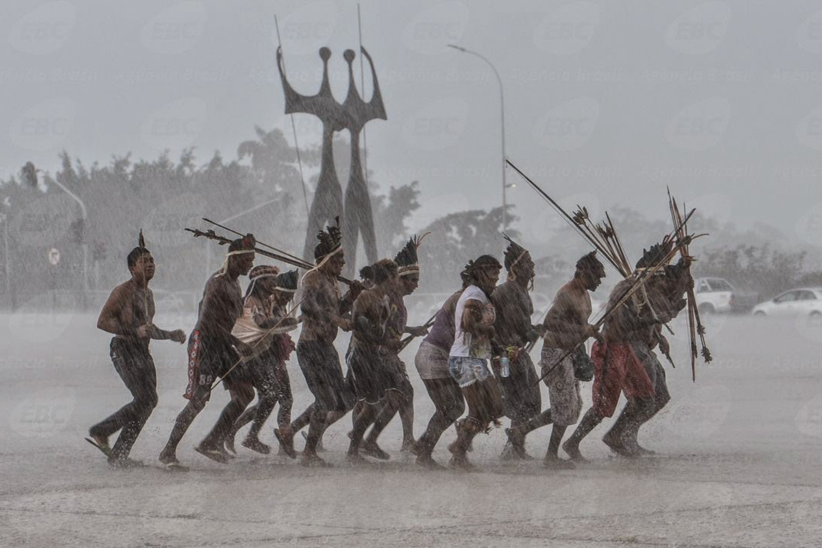 Sob chuva, indígenas protestam em Brasília