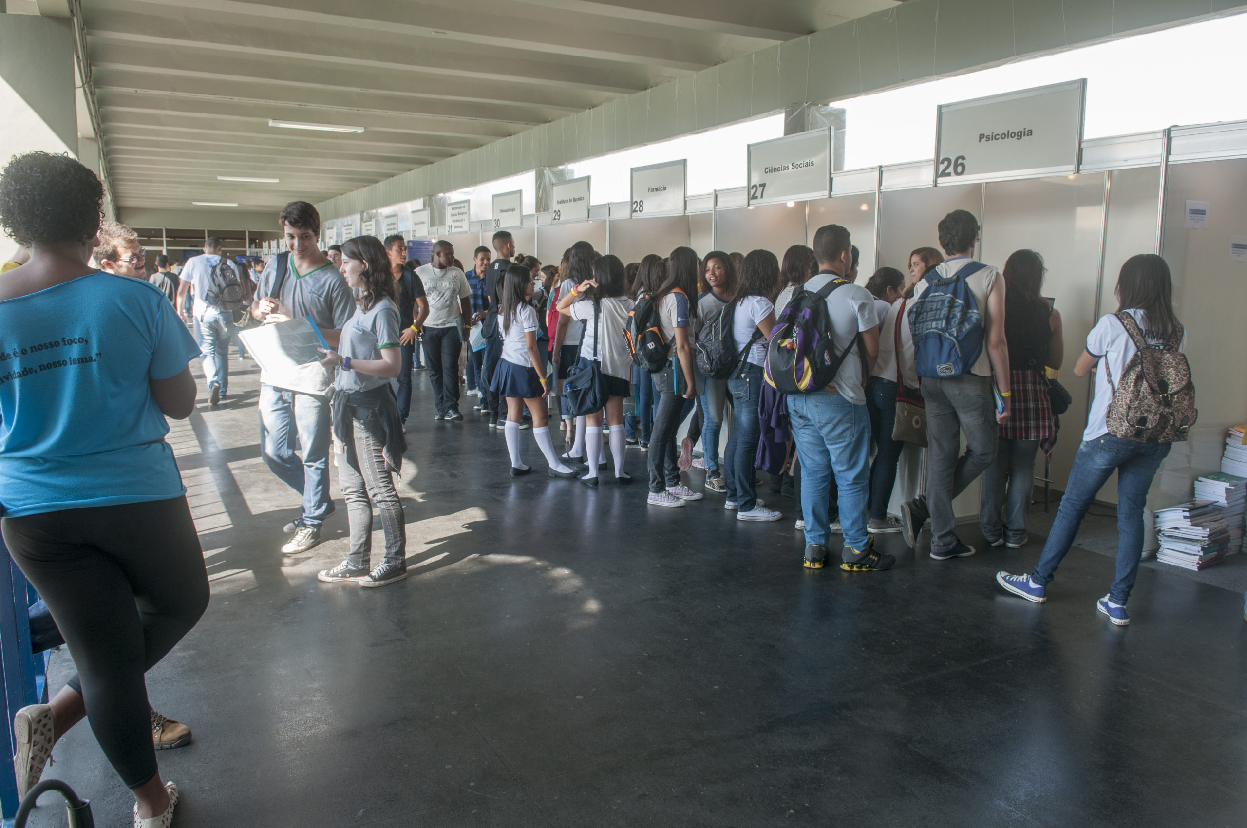 Alunos visitando estandes de cursos oferecidos pela UFRJ.