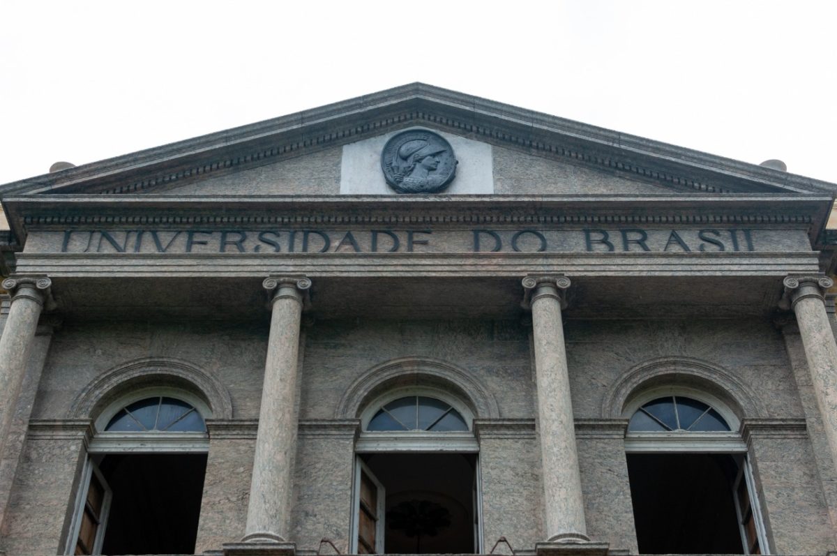 Fachada de um prédio em que se lê o texto: "Universidade do Brasil".