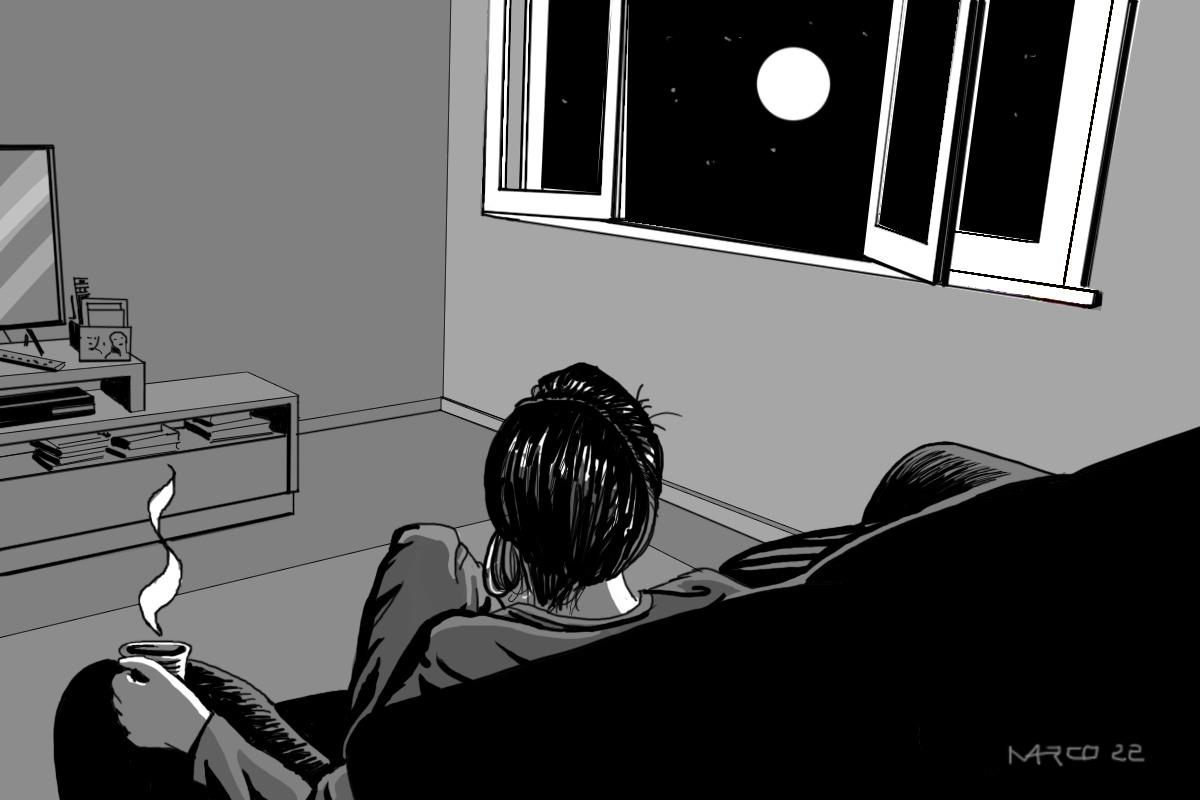 Em preto e branco, a imagem de uma mulher de costas sentada no sofá enquanto toma um café e vê a lua cheia pela janela