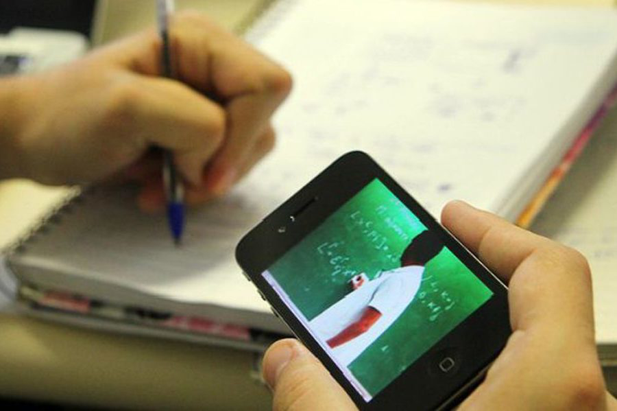 Estudante utiliza o celular para realizar suas tarefas