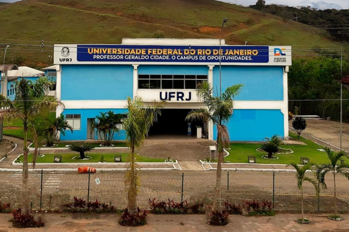 Foto do prédio do campus Duques de Caxias, um prédio azul onde pode-se ler a placa Universidade Federal do Rio de Janeiro
