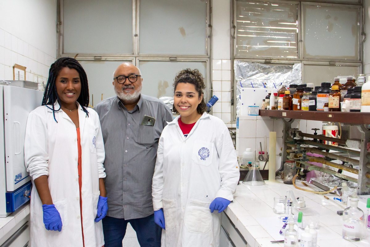 Thiana Santiago Nascimento, pós doutora em química, Cláudio Cerqueira, professor de química da UFRJ, e Ana Carolina Marques, aluna de iniciação científica, integrantes do Laboratório de Síntese e Análise de Produtos Estratégicos do Instituto de Química (Lasape − IQ/UFRJ). Instituto de Química, CT. UFRJ, 10/10/2022