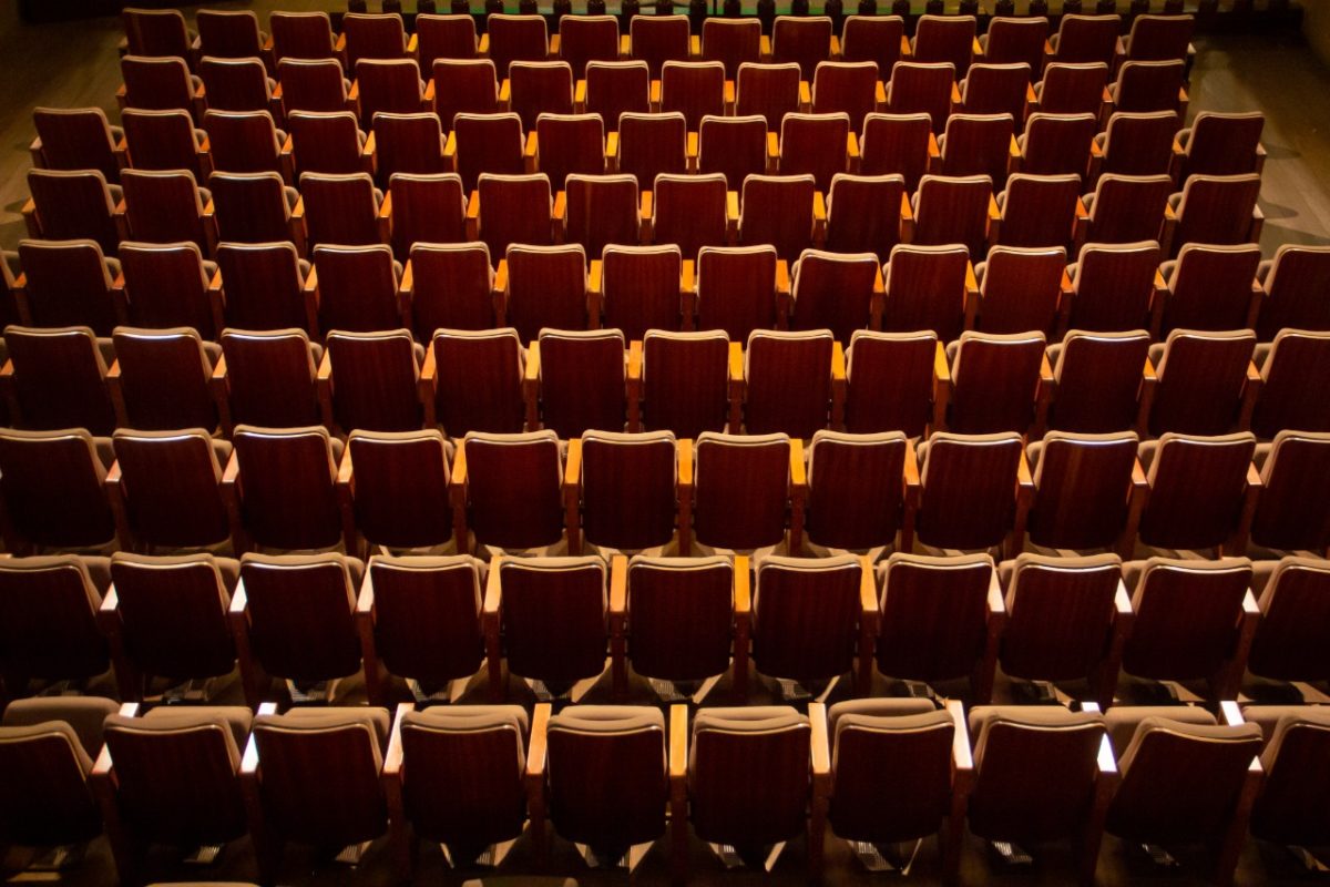 Cadeiras de um teatro vazias