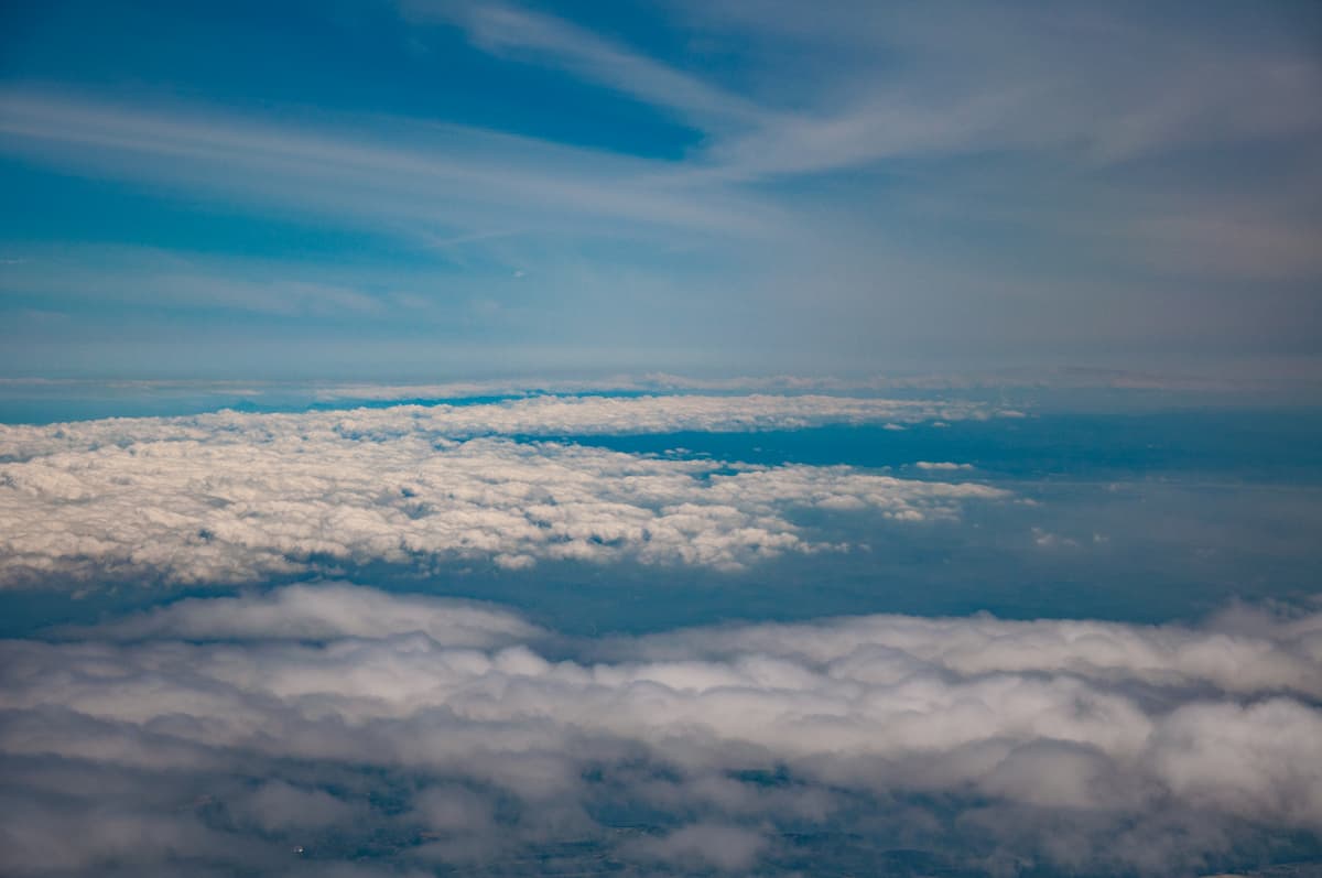Fotografia mostra nuvens em um céu azul