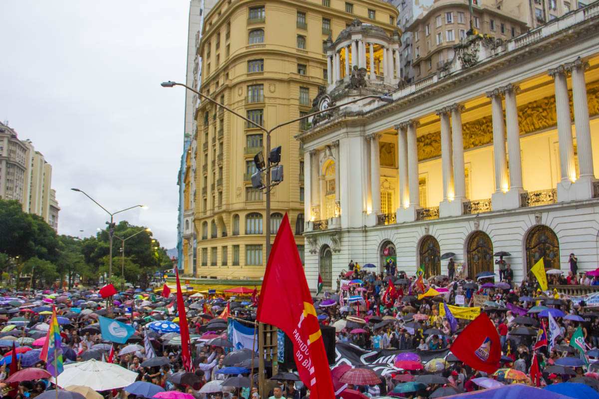 Manifestantes em frente à Câmara de Vereadores do Rio de Janeiro, na Cinelândia.