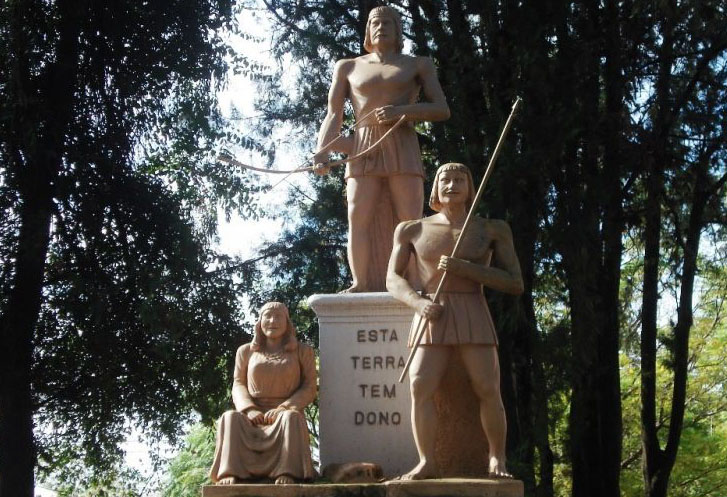 Monumento dedicado a Sepé Tiaraju que fica em frente ao Teatro Municipal Antônio Sepp, em Santo Ângelo (RS). (Foto: Divulgação/Portal das Missões)