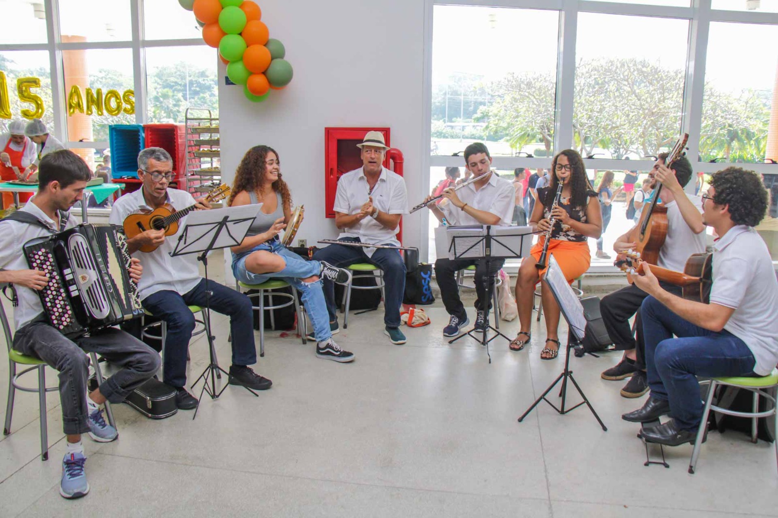 Grupo de chorinho se apresentando no Restaurante Universitário