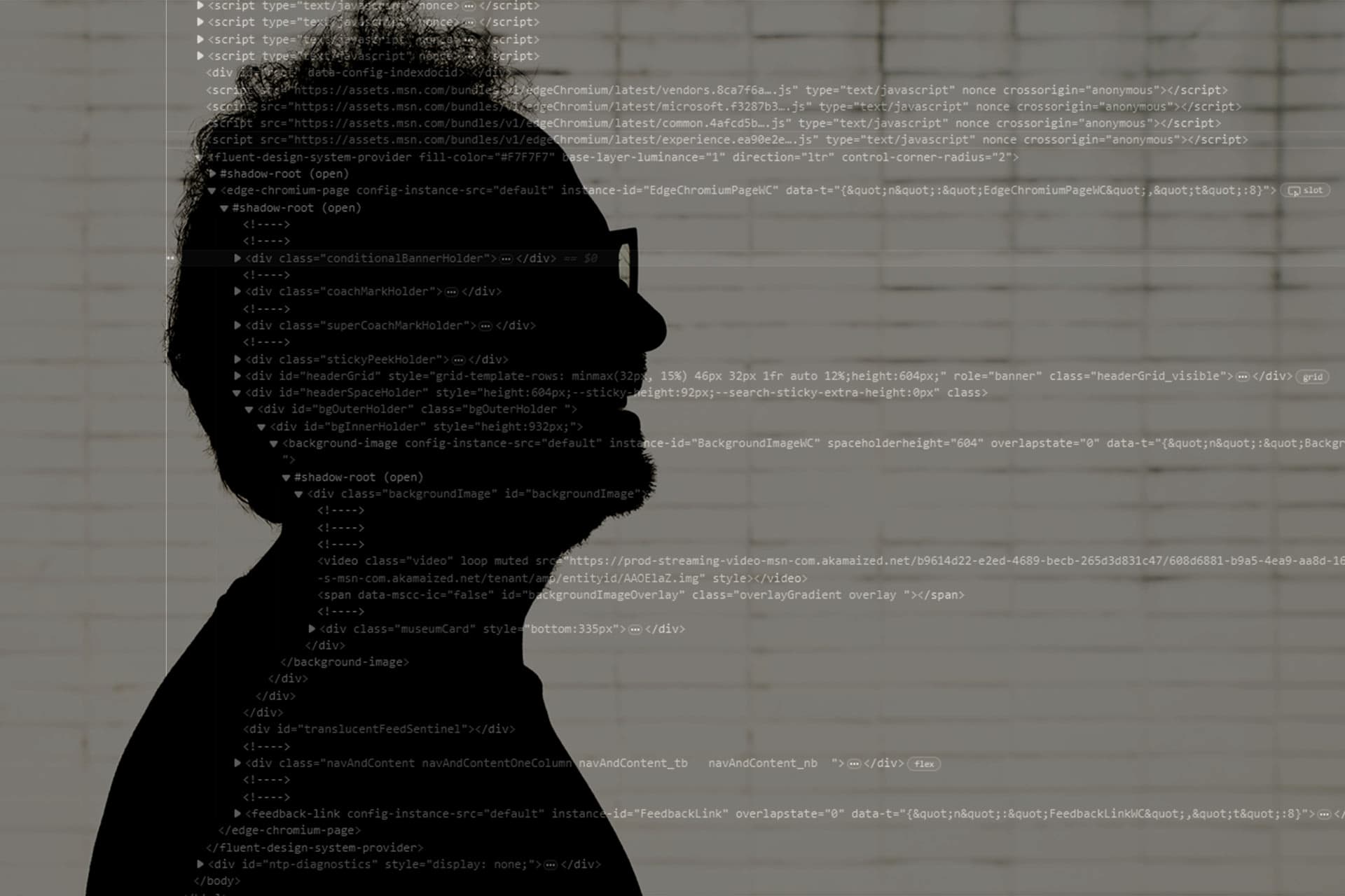 Fotografia mostra silhueta de homem em segundo plano. Sobre a foto está um código de programação de computador.