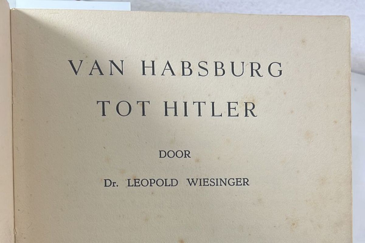 Fotografia da capa do livro. Lê-se "Van Habsburg tot Hitler door Dr. Leopold Wiesinger"