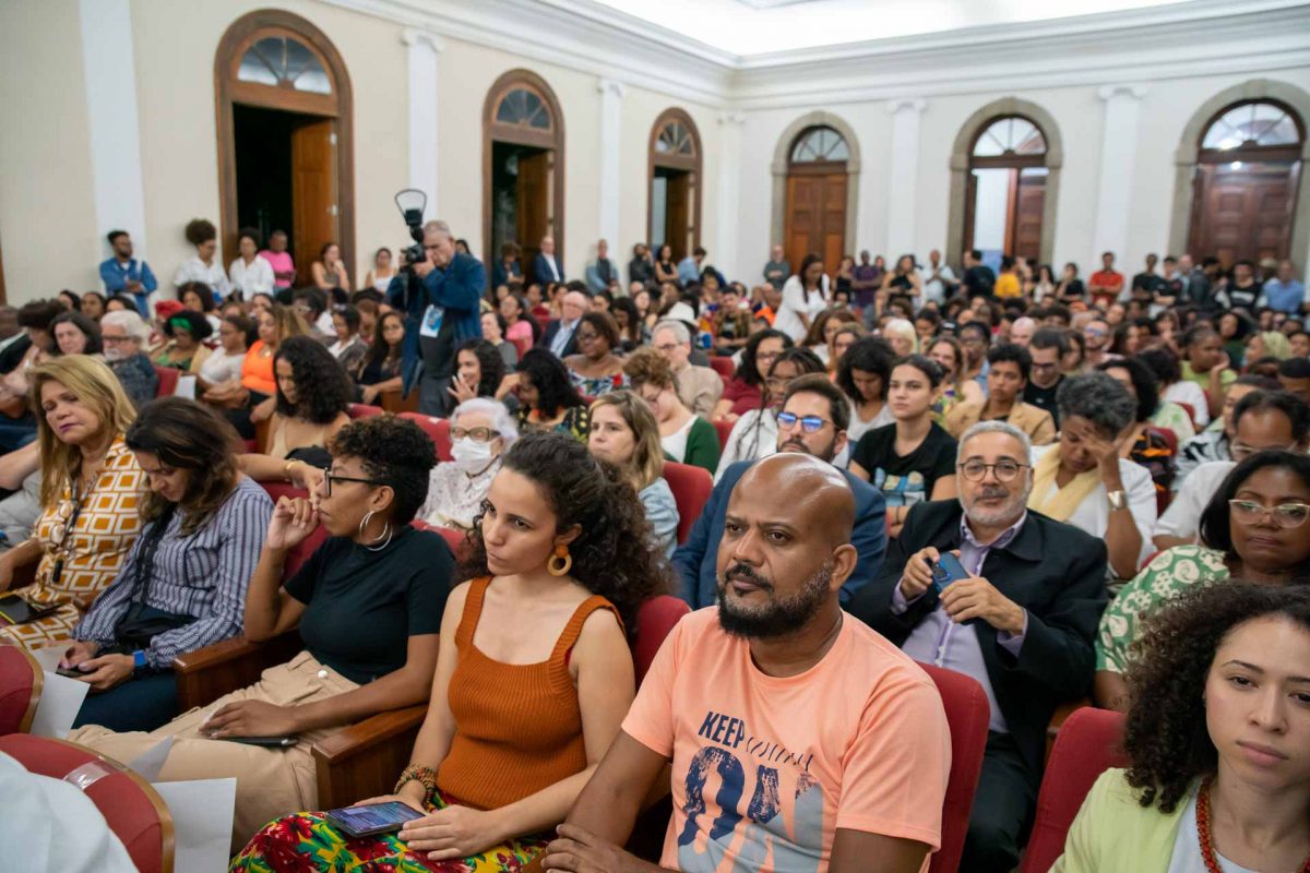 Fotografia do Salão Pedro Calmon com o auditório lotado durante a palestra da ministra Anielle Franco