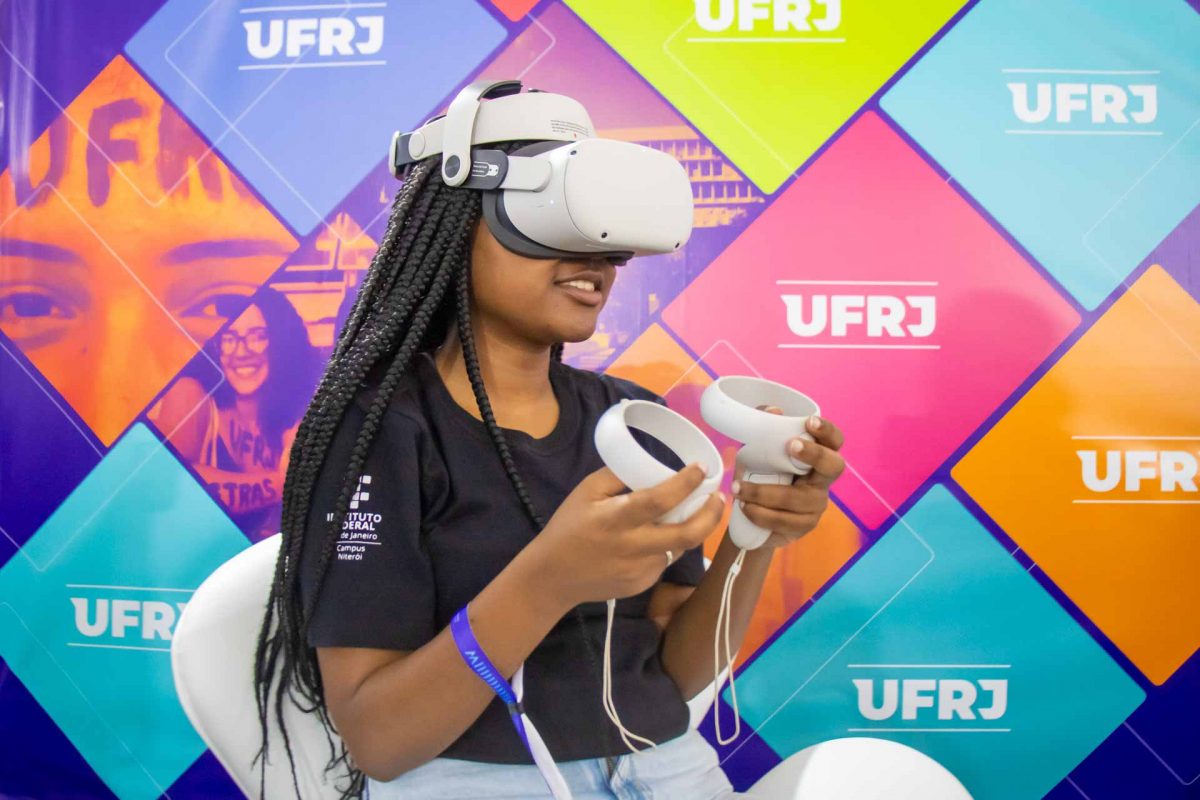 Jovem usa aparelho eletrônico de realidade virtual