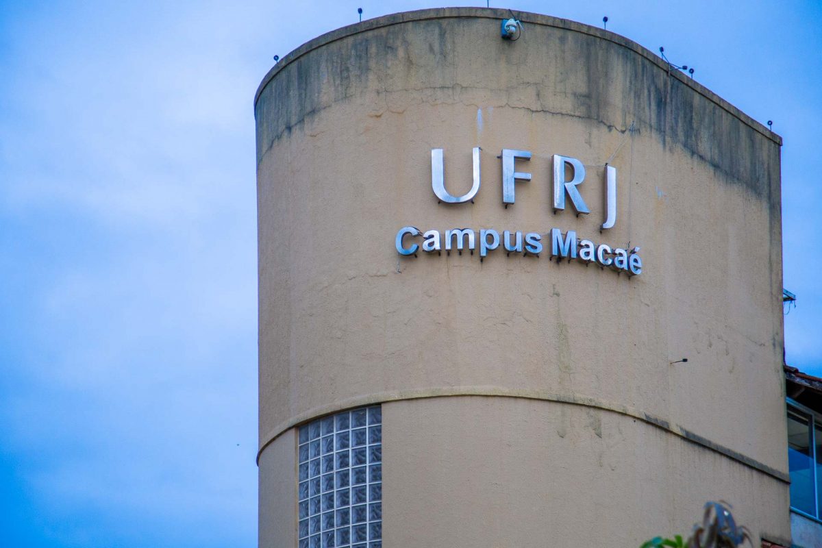 Descrição da imagem: Fotografia do andar superior de um prédio com o letreiro "UFRJ Campus Macaé".