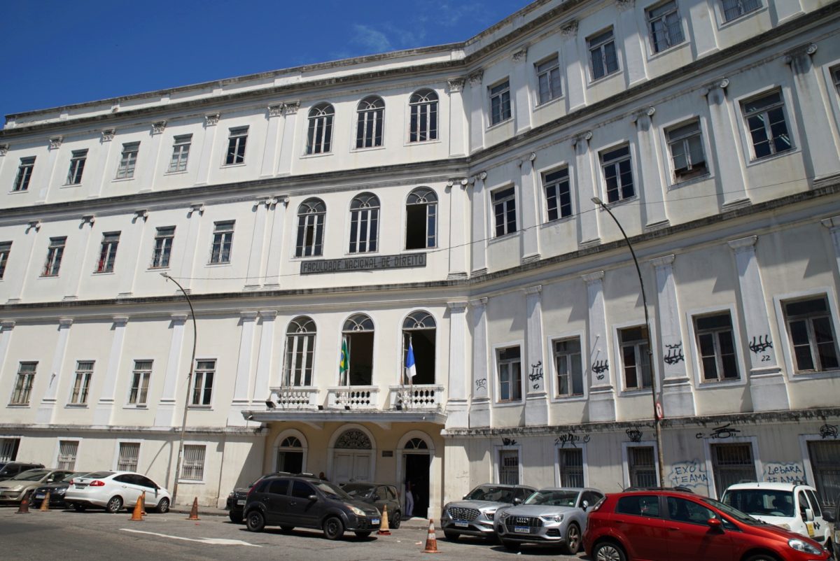 Fotografia que mostra o prédio da Faculdade Nacional de Direito (FND), localizado no Centro do Rio de Janeiro. O edifício histórico sediou o Senado Federal até 1924.