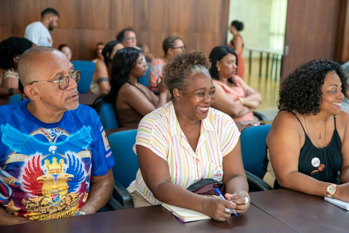 Fotografia registra um plano fechado da plateia no Salão Nobre da Decania do Centro de Tecnologia, onde ocorreu o encerramento da 12ª Semana da Consciência Negra.