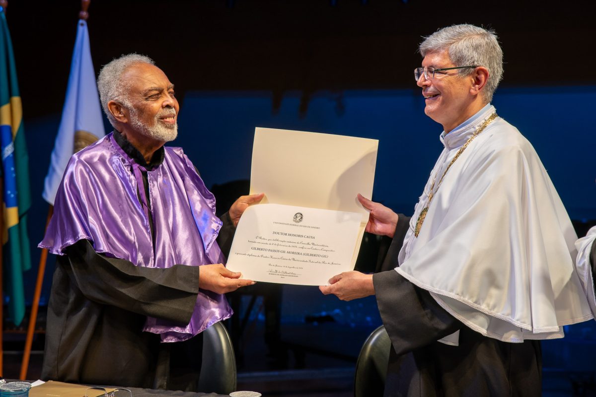 Doutor Gilberto Gil: músico recebe honraria na Escola de Música