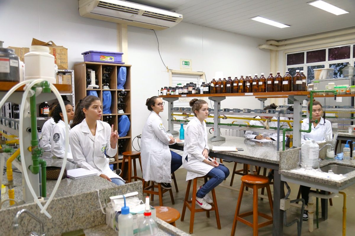 Mulheres vestem jaleco branco em laboratório