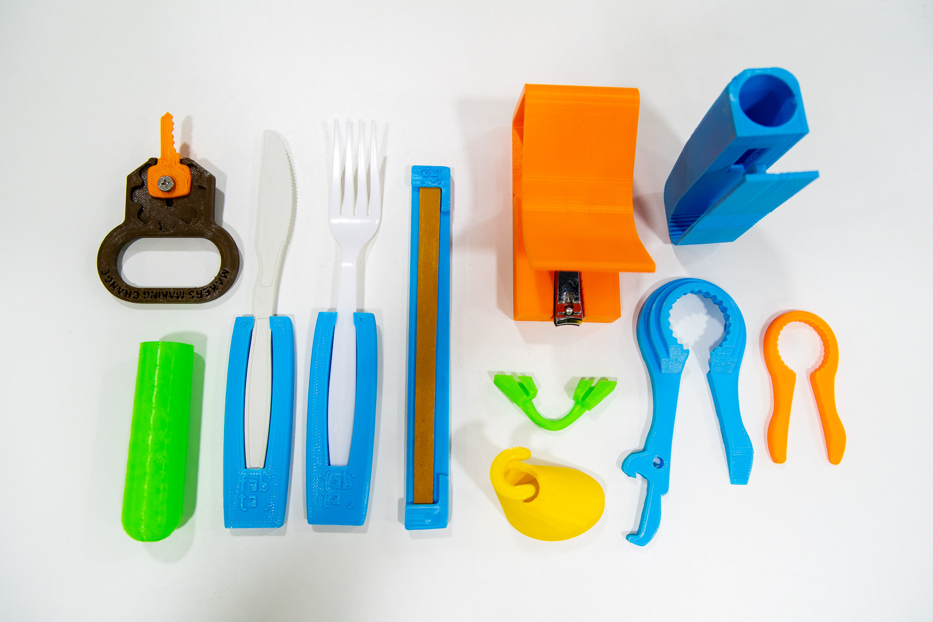 Ferramentas nas cores verde, laranja, azul e amarelo servem para apoio de chave, talheres entre outras funcionalidades.