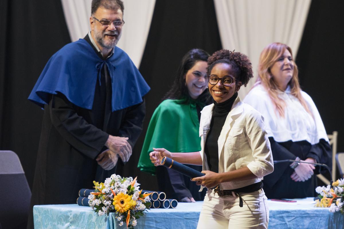 Aluna negra recebe certificado do pró-reitor de graduação