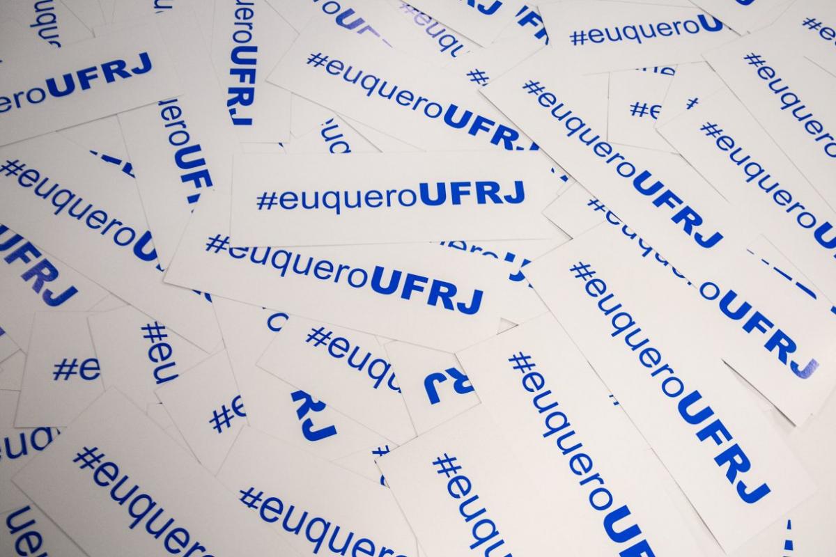 Placas com o dizer #euqueroUFRJ
