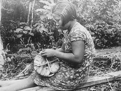 Foto antiga e em preto e branco de índia Tikuna. Último lugar por onde o etnólogo Curt Nimuendajú passou foi uma aldeia Tikuna, no Alto Solimões.